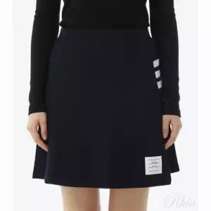 [톰브라운] 26SS 텍스처드 피케 4 바 박스 플리츠 미니 스커트 154322666