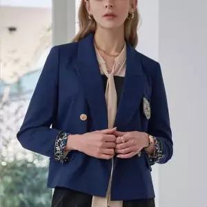 [르니앤맥코이] 세이브존05 리본 자수 아웃 포켓 롤업 배색 더블 자켓 MN04JK205 (S47734808)