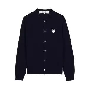 (꼼데가르송) FW25 공용 화이트하트 와펜 가디건 AX N061 051 NAVY