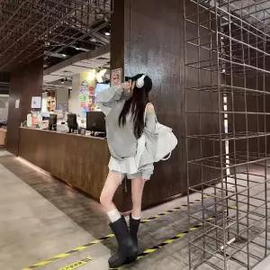 피로달 치마 그레이 여성용 투피스 초가을 이중 맨투맨 상의+화이트 정장세트 HO3