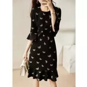 차분한 스타일 H라인 나팔소매 플레어 원피스