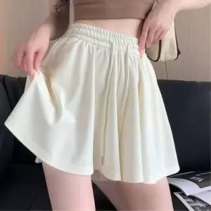 [다잇템]여성 크림색 검정 넓은 숏팬츠 (39115765A)