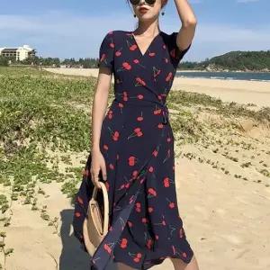[옷은날개] 브이넥 귀여운 체리 패턴 시원한 랩스커트 롱 원피스