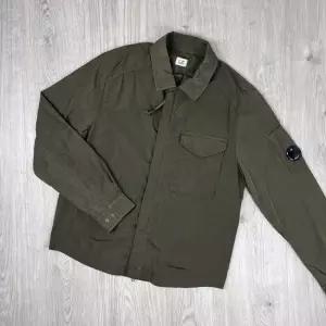 MUST IT_CP COMPANY 25 Chrome-R Full Zip Overshirt 18CMOS095A 005904G 683) 크롬-R 풀 짚 오버셔츠)