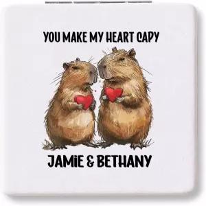 하트를 들고 있는 카피바라 커플 발렌타인 데이 개인 맞춤형 컴팩트 미러 이름이 적힌 PU 가죽 포켓 여성