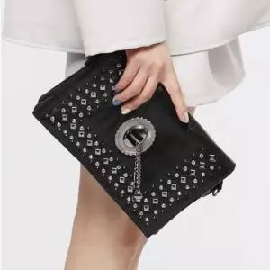 [패션] 양가죽크로스백 세련된 포인트 찡장식 클러치백