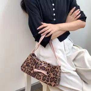여성 레오파드 리본 숄더백 포인트룩 유니크 가방백 2030 패턴 빈티지 포인트 디테일