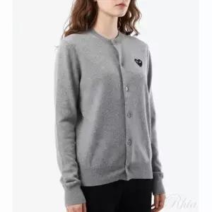 [꼼데가르송] 블랙 하트 와펜 패치 가디건 그레이 AX N023 051 2 149790124