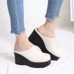 /신상오픈런 여성용 겨울 따뜻한 털 내장 웨지 슬리퍼