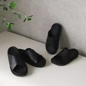 남성 가죽 고급 5cm 크로스 슬리퍼 캐쥬얼 블랙20대남자 30대 데일리 여름 돋보이는 사무실 거실화 발편한