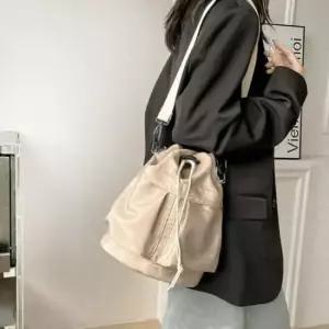 [패션] 유행 트렌드 메신저백 캐주얼 복조리 베이지 가방