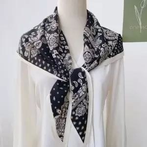 [애슬릿] 실크 스카프 여성 겨울 간절기 미니 쁘띠 삼각 반다나 목