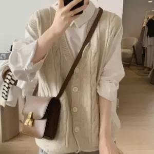 [라일리여성의류] Rly 꽈배기 울 조끼 브이넥 니트 쪼끼 여자 블랙