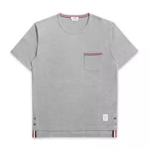 [톰브라운] MJS010A 01454 055 스트라이프 트리밍 체스트 포켓 남성 반팔티