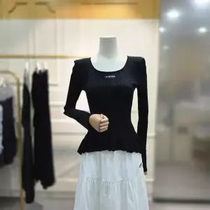 [에고이스트]언밸런스 러플 스퀘어넥 니트 ES2OKL53BK_CA