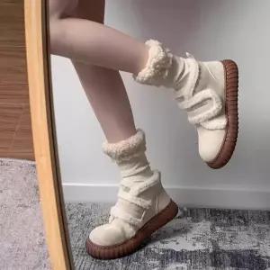 여자 외출 귀여운 스타일 뽀글이 털 포인트 미들 방한 부츠신 패딩슬립온 양온 슬리퍼 고무 블로퍼 주방 뽀