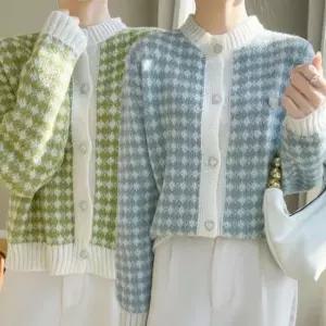 [옷은날개] 하트 단추 브로치 크롭 체크 라운드넥 가디건