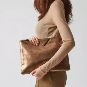 빛나는 스톰 클러치백 골드 여성용 클러치 핸드 수납가방 패션가방