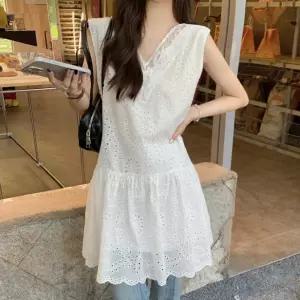 V넥 펀칭 아일렛 미니 원피스 레이스 자수 민소매셔링 슬리브리스 데일리 여름 비치 휴가룩 바캉스 리조트