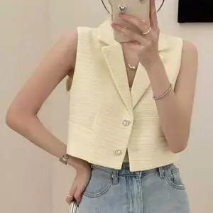 여성 크롭 민소매 조끼 여름 카라 베스트룩 데일리 패션 트렌디 캐주얼 아이템 일상 상의 심플 베이직
