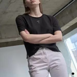 [올리비아로렌]올리비아로렌 자수포인트 이너 티셔츠 VVBAS5M4191 애플아울렛