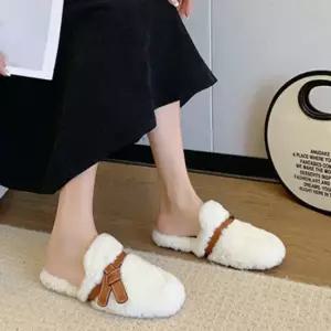 인기상품 러블리 스타일 여성 데일리 퍼 소재 뮬 슬리퍼 [WF8CCCD_260403]