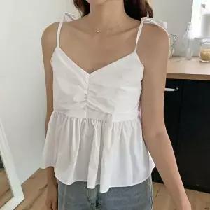 [하프클럽/옷자락]여성 러블리 하트넥 핀턱 셔링 플레어 나시 블라우스