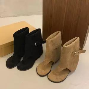 [하프클럽/더구두]더구두 스웨이드 버클 스트랩 쪼리 부츠(1cm)-6291