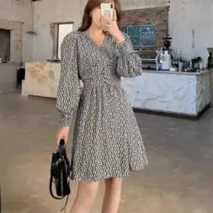 [옷은날개] 브이넥 라인 화이트 스모크 데일리 하객 봄원피스 스