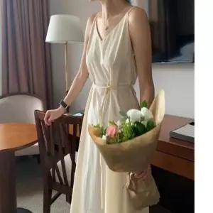 레이어드하기 편한 브이넥 디자인 끈나시 여성 원피스