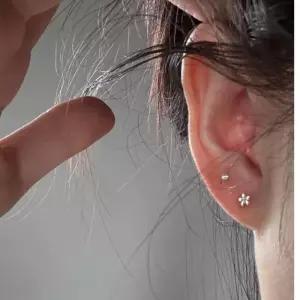 [라일리쥬얼리] Rly 스크류 고정 피어싱 벚꽃 금은 귀걸이 귓볼 포인