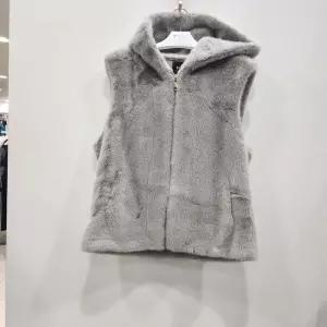 [포커스]후드 페이크 퍼 밍크베스트_FW4J3VT3117