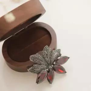 [제이로렌]바이데이지 가넷 플라워 실버 브로치 Bb0447