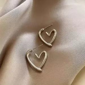 [라일리쥬얼리] Rly 하트 포인트 강조 서지컬 하트 귀걸이 메탈 이어