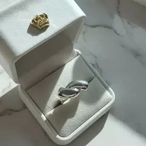 [신상오픈런]여성 일상 감성 모던 트위스트 포인트 링 (47364883)