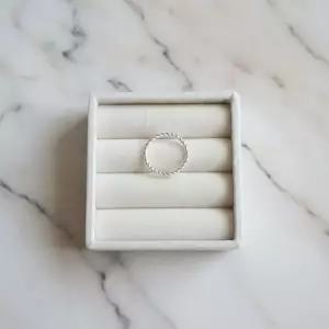 [신상오픈런]여성용 데일리 모던 트위스트 포인트 반지 (47364880)