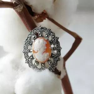 [제이로렌]바이데이지 피치 카메오 마카사이트 실버 브로치 Bb0459