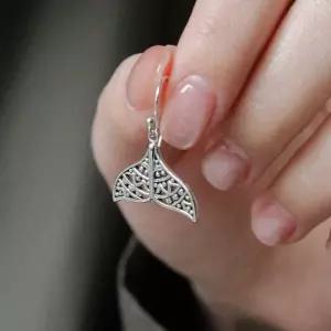 [제이로렌]바이데이지 행운 고래꼬리 실버 드롭 귀걸이 Be0693