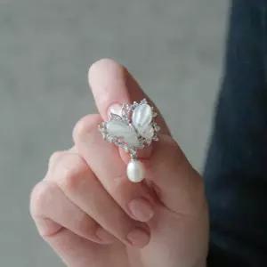 [제이로렌]바이데이지 드롭 진주 큐빅 자개 나비 브로치 Bb0411