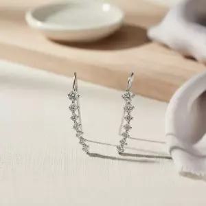 [옷자락]여성 사계절 착용 가능 반짝이 큐빅 이어클립 패션 포인트 귀걸이
