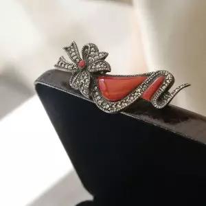 [제이로렌]바이데이지 오닉스 산호 리본 실버 브로치 Bb0468