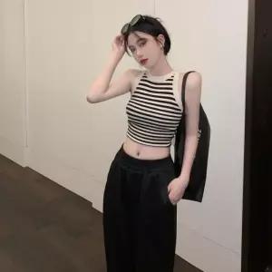 ONM 민소매 여자 홀터넥 크롭탑 스트라이프 심플 베이직