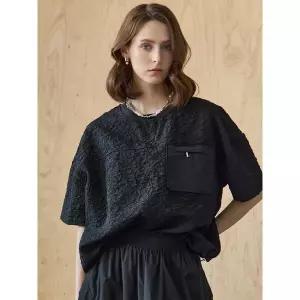 [하프클럽/]지퍼 포켓 플라워 엠보 스트링 블라우스 티셔츠