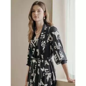 [하프클럽/]레터링 프린트 브이넥 벨티드 새틴 롱 원피스