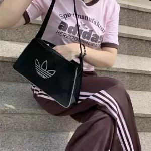 아디다스 라인스톤 스웨이드 미니 숄더백 에어라이너 사첼백 호보백 토트백 쇼퍼백 IT7375