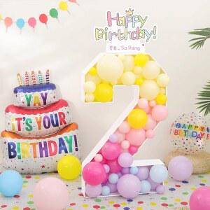 생일 케이크 풍선 무독 돌선물 생일잔치 꾸미기 장면 여자아이