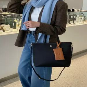 헤지스 액세서리 26SS [주말한정 특가][아이코닉] 나일론 블랙 퍼피 로고 토트겸 숄더백 M (카드참 SET) H