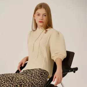 [와이오와이][택가144000원]리본넥 벌룬 플리츠 블라우스_버터