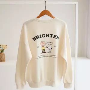 [잇수다] 차아밍 레터링 자수 백프린팅 루즈핏 맨투맨 (피너츠정품)