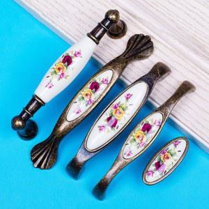 골동품 가구는 빈티지 서랍을 세라믹 문 손잡이를 당깁니다 꽃 손잡이와 찬장 캐비닛용 손잡이